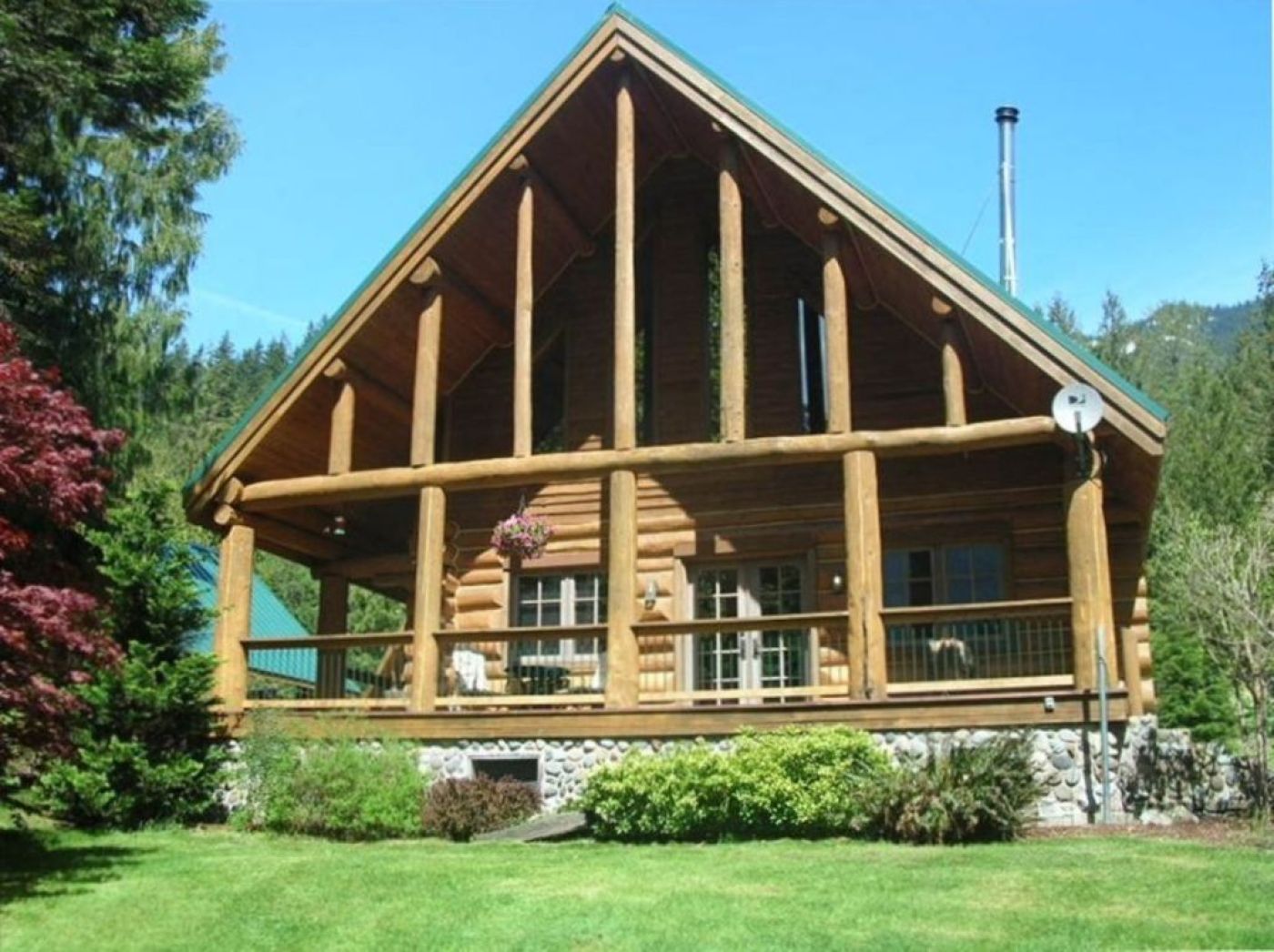 Cowlitz River Cabins Rainier Log House